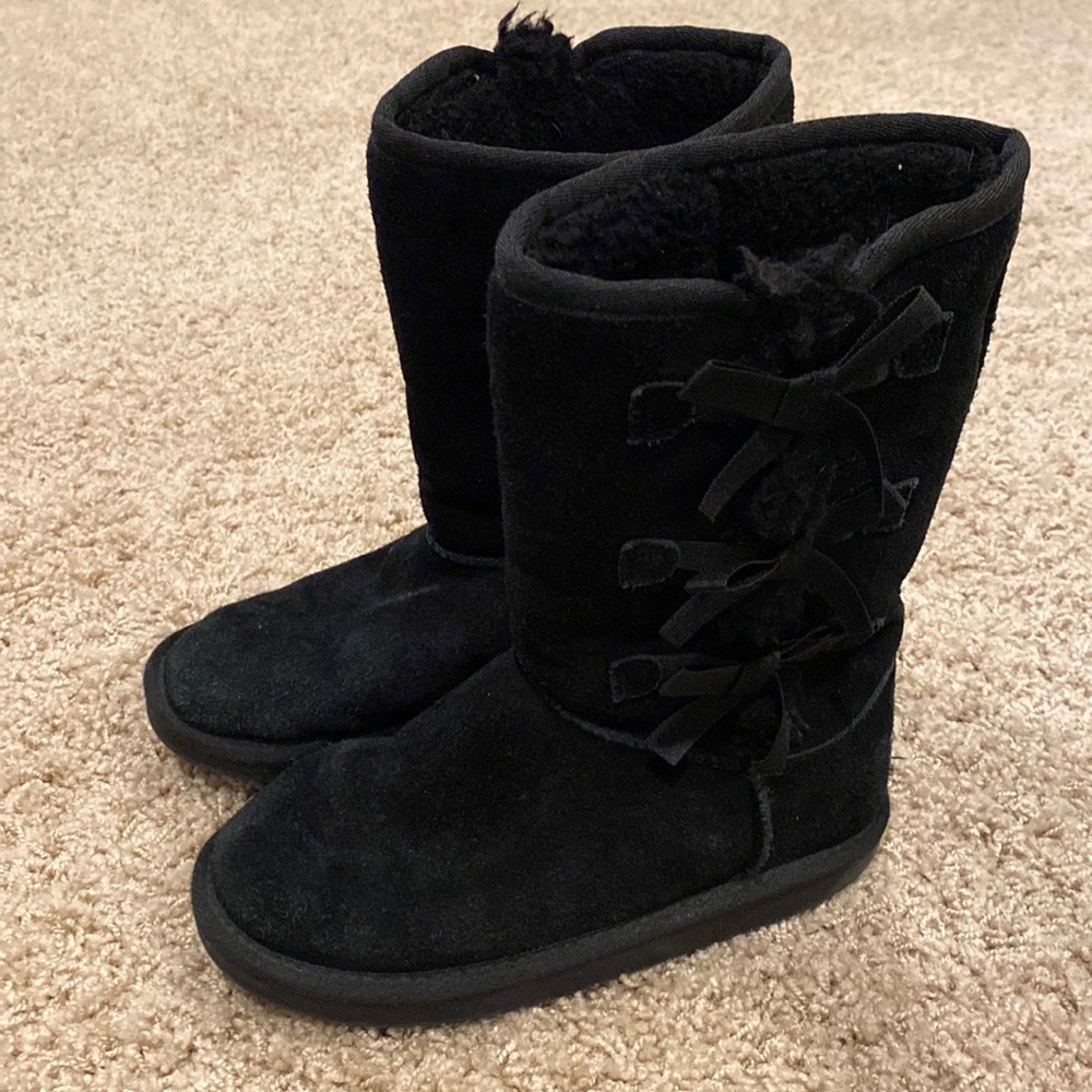 Koolaburra by Ugg girl's Size 2 black suede boots.